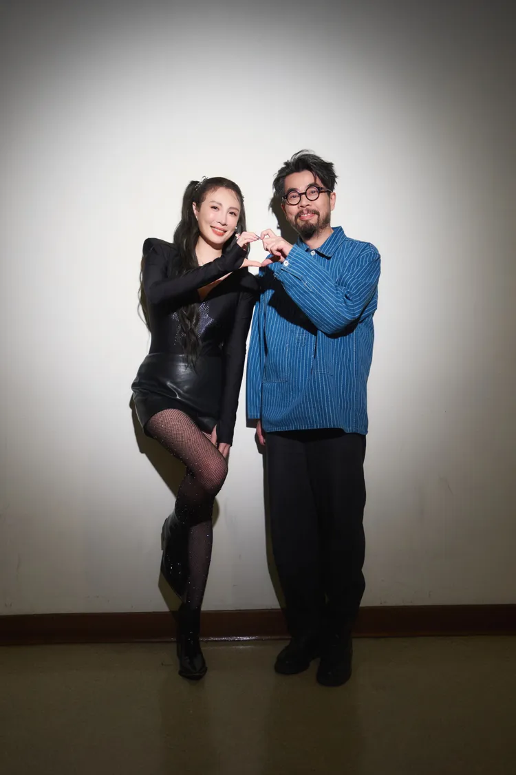 魏如萱與奇哥在後台開心合影。好多音樂提供