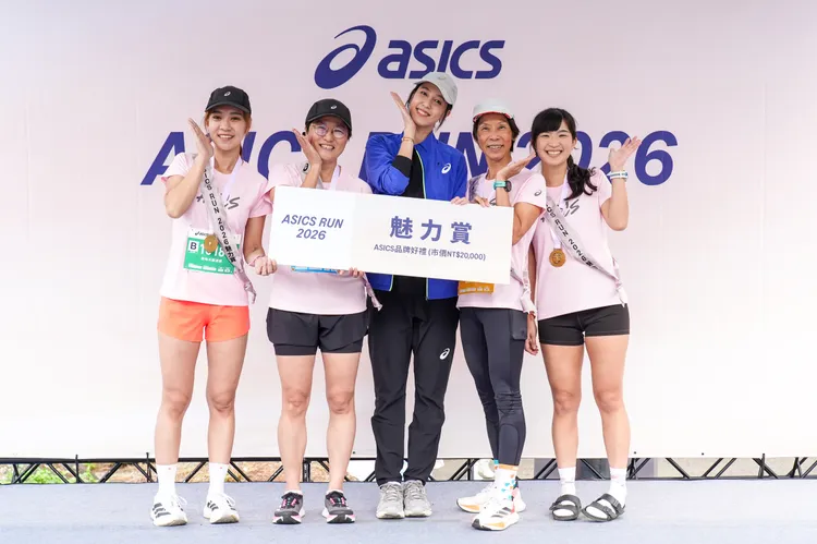 陳庭妮（中）頒發「ASICS RUN 2026」路跑賽首屆「魅力賞」。品牌提供