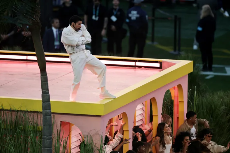 壞痞兔將巡演中的「小屋」元素搬來中場秀。路透