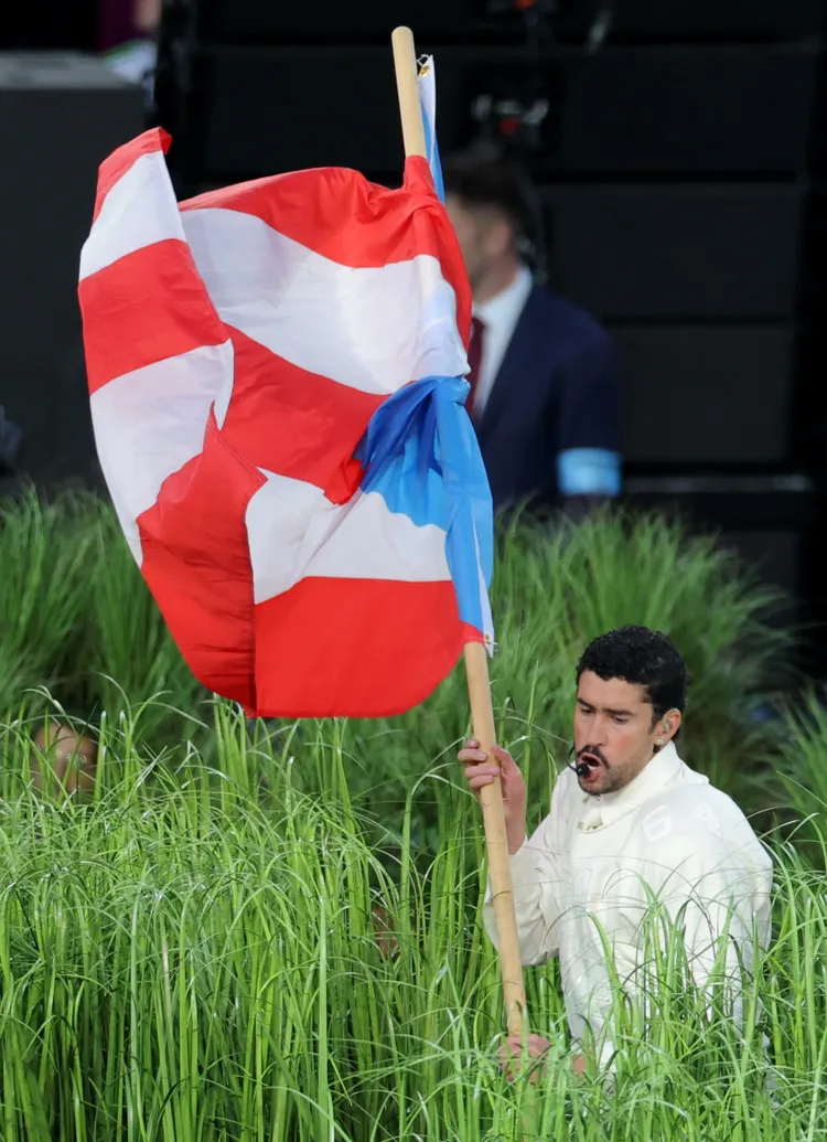 他揮舞象徵波多黎各的旗幟。路透