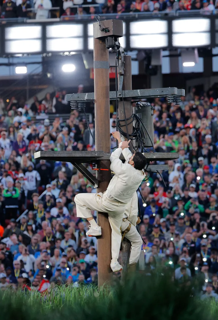 壞痞兔演出中攀爬電線桿道具，象徵 2017年瑪莉亞颶風重創的基礎設施。路透
