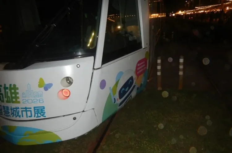 司機員擦撞後緊急煞車，所幸柯姓少年、乘客均無大礙。翻攝照片