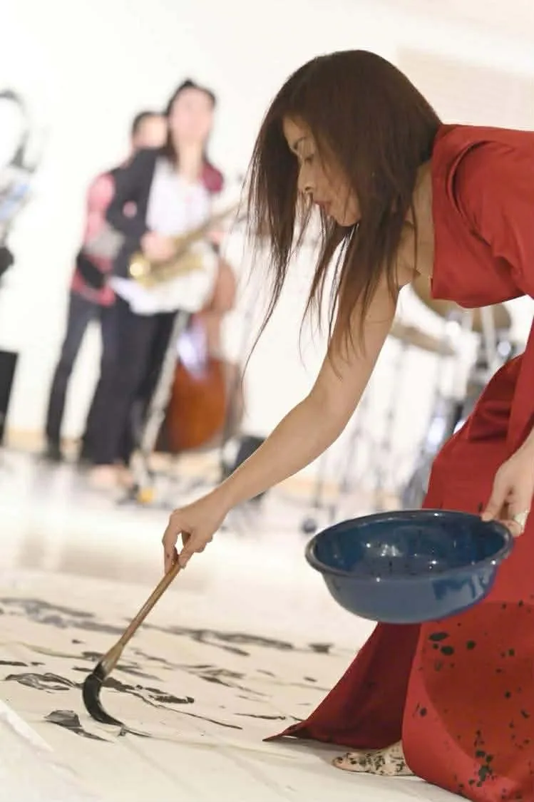  宮林不倒與朱玲大師來台，現場揮毫展現書道精髓。朱玲老師提供