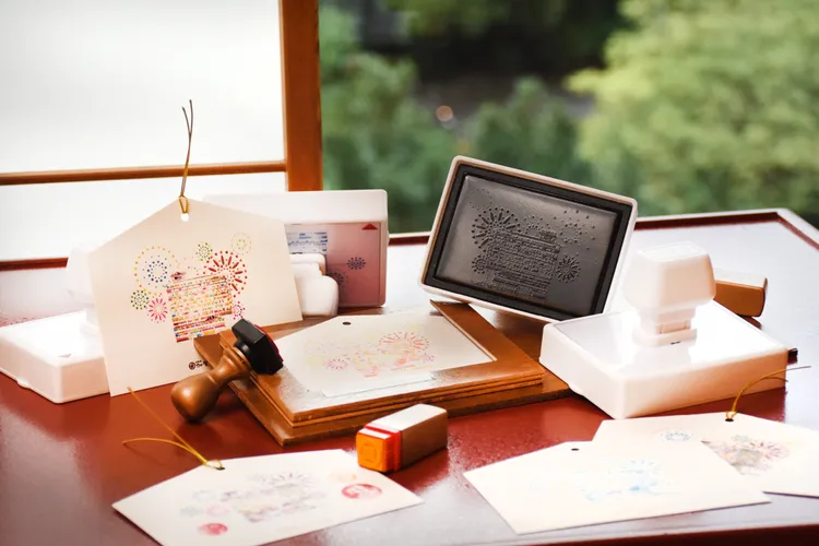 旅客完成集章繪馬，於北投石浦神社寫下新歲心願。日勝生加賀屋提供