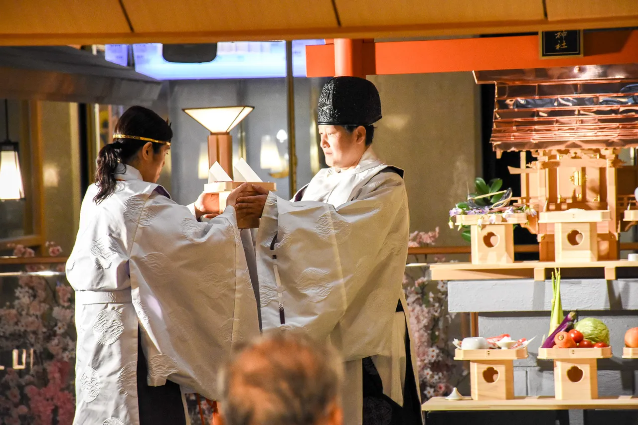 石浦神社宮司親臨主持歲旦祭，以傳統祭儀揭開新春序幕。日勝生加賀屋提供