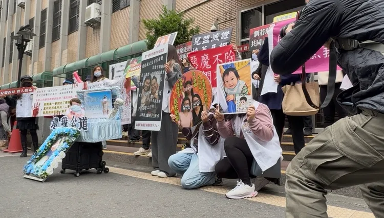 為剴剴聲援的「剴剴戰士」，近日於高院外聚集，等待二審判決結果。謝亞庭攝