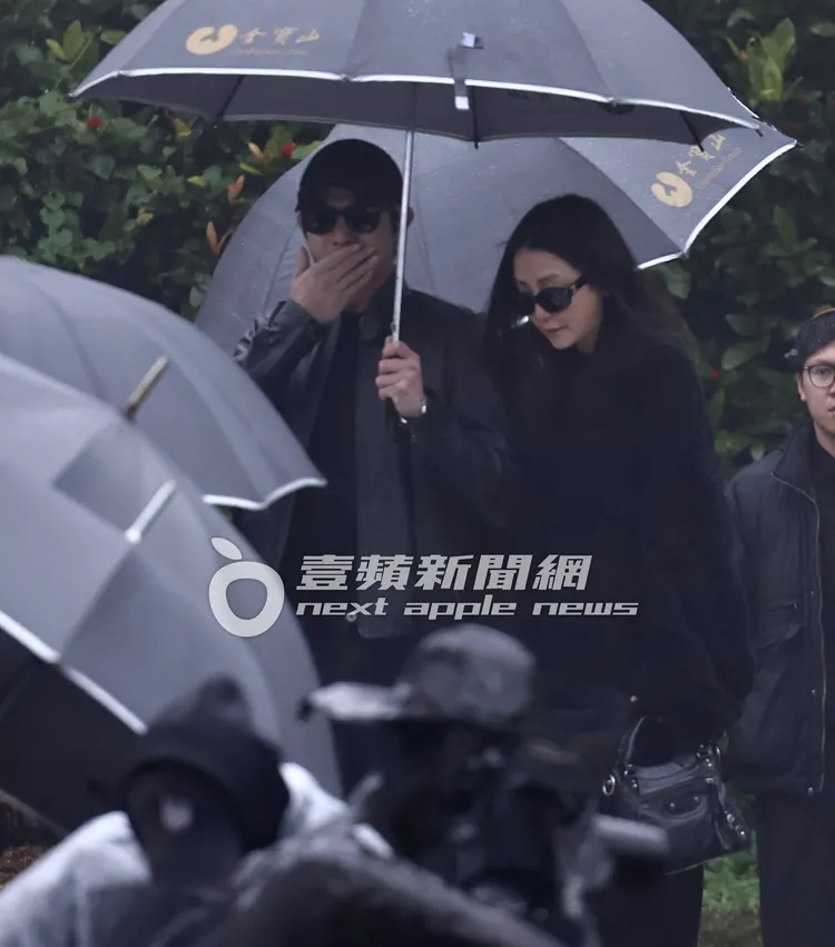 王柏傑（左）與謝欣穎復合攜手悼念大S。特勤中心攝