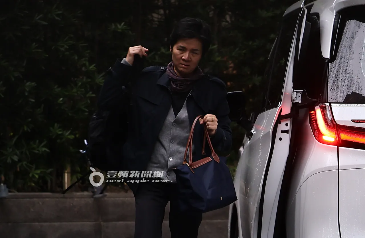 許雅鈞姐姐與小S、許雅鈞同車來文華苑。特勤中心攝