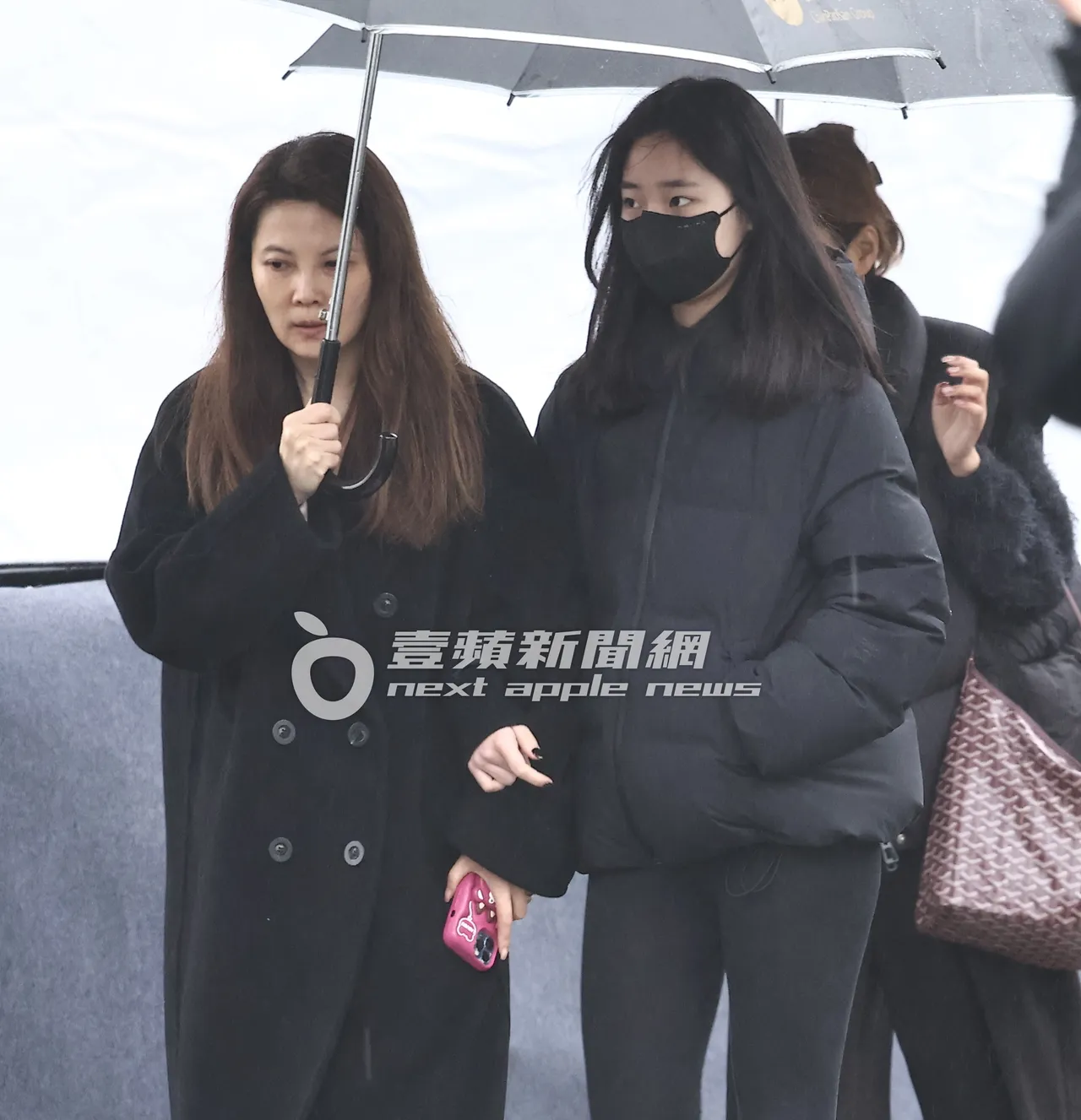 小S女兒許老三（右）悼念大S。特勤中心攝