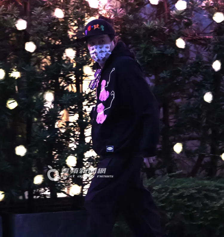 康康一身低調裝扮搭車來到文華苑。特勤中心攝