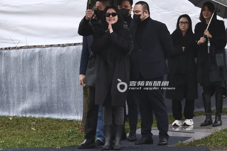 大S逝世周年紀念雕像揭幕儀式結束，小S雙手合十與媒體致意。特勤中心攝