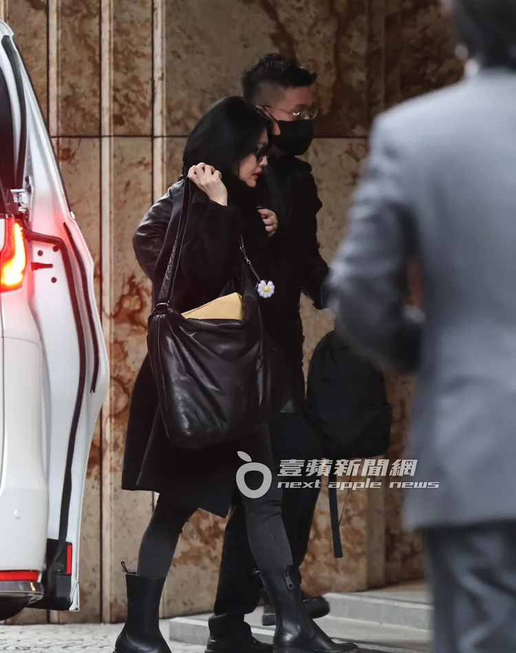 小S、許雅鈞夫婦低頭步入文華苑。特勤中心攝