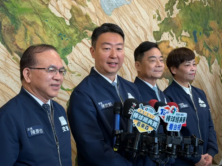 交通部今（10日）舉辦「115 年新春記者會」，部長陳世凱（左起2）於會前受訪。莊偉祺攝