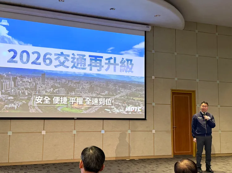 交通部長陳世凱於新春記者會宣布各項2026規劃。莊偉祺攝