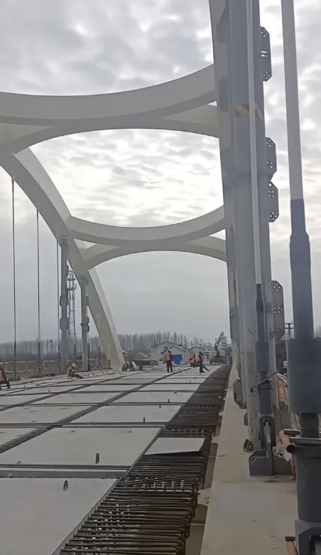 橋梁坍塌前還有人在施工。翻攝自微博