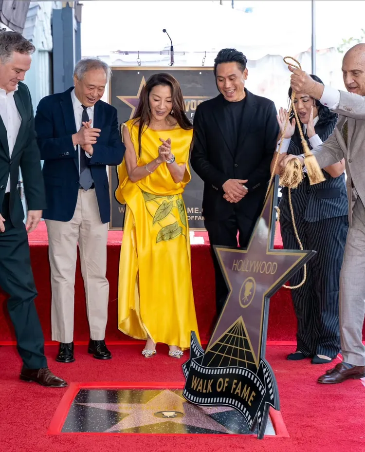 李安（左二）、朱浩偉（右三）為楊紫瓊的揭幕儀式擔任引言人。翻攝hwdwalkoffame IG