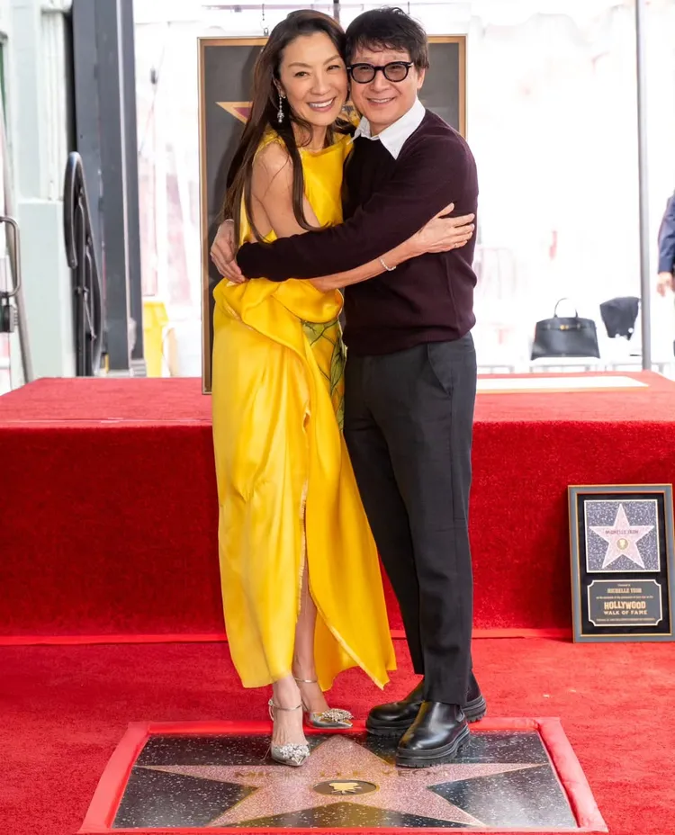 關繼威（右）到場祝賀，擁抱楊紫瓊。翻攝hwdwalkoffame IG