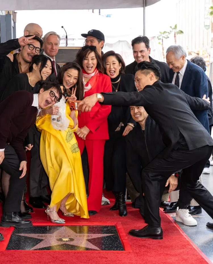 楊紫瓊在好萊塢星光大道上和親友團自拍。翻攝hwdwalkoffame IG