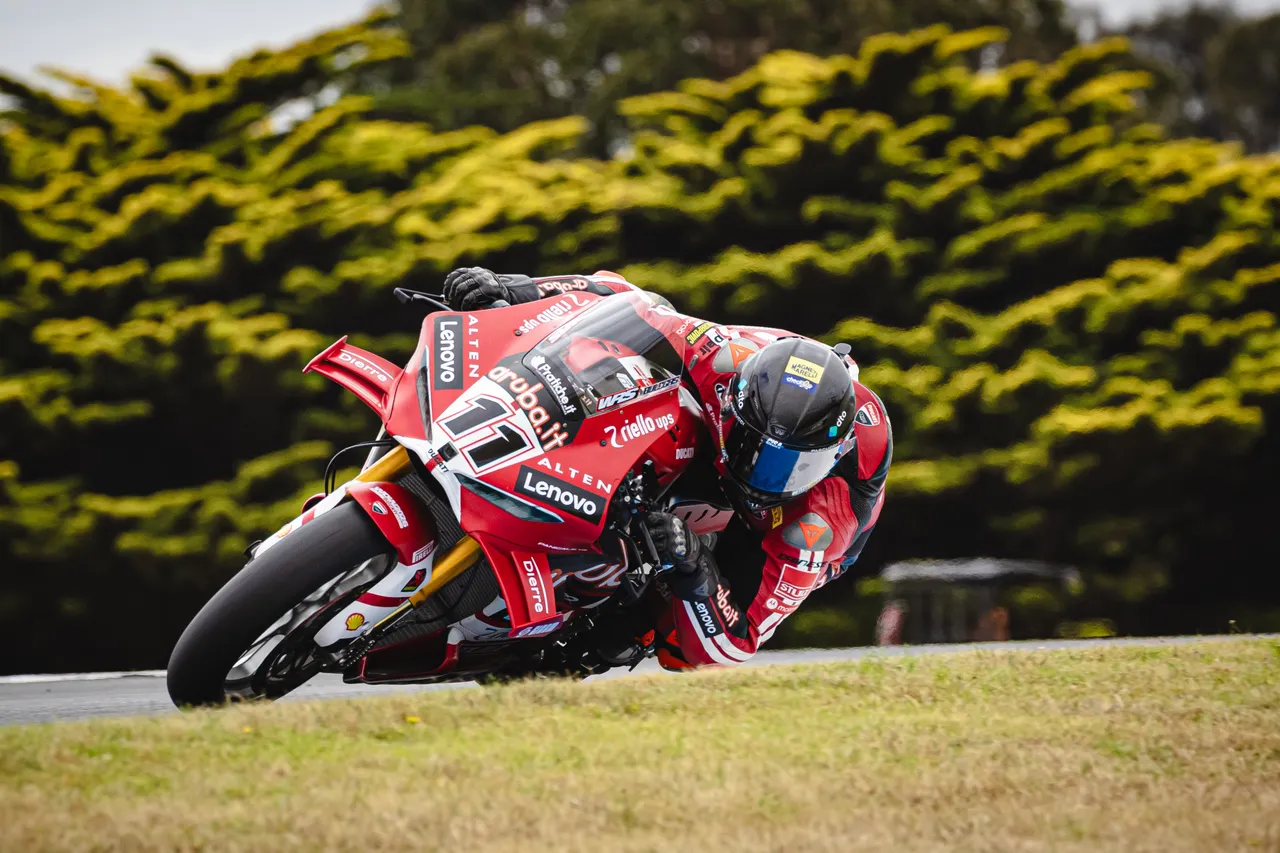 D0922與E0829在相同膠料基礎下呈現不同動態特性，給予車手依騎乘風格與設定偏好選擇空間。倍耐力輪胎提供