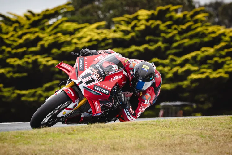 D0922與E0829在相同膠料基礎下呈現不同動態特性，給予車手依騎乘風格與設定偏好選擇空間。倍耐力輪胎提供