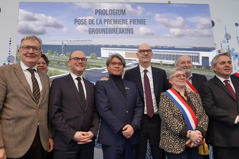 台灣輝能科技在法國興建超級工廠，10日舉行動土儀式，由創辦人兼執行長楊思枏（前左3）主持，法國經濟部長勒斯鳩（前左4）、工業事務權理部長馬旦（前左2）等出席。 中央社