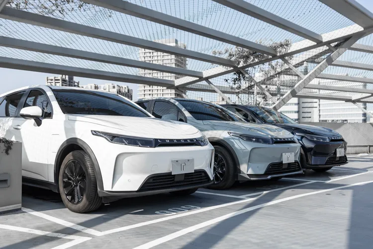 在狹窄難以上下車的環境中，車主只需於5公尺範圍內長按鑰匙即可啟動RPA系統，透過前進或倒退按鍵控制車輛直線移動，放開即停止，無須額外下載App或繁瑣設定。原廠照片