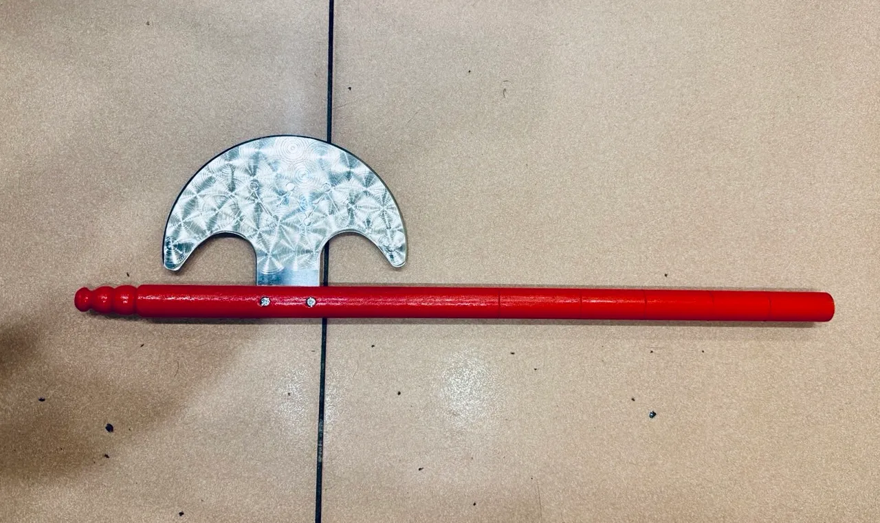 該把月斧被警方沒收。翻攝畫面