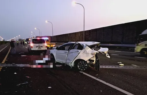 國道雲林斗南段4車連環撞！　男駕駛下車查看慘被撞　車成廢鐵命也沒了