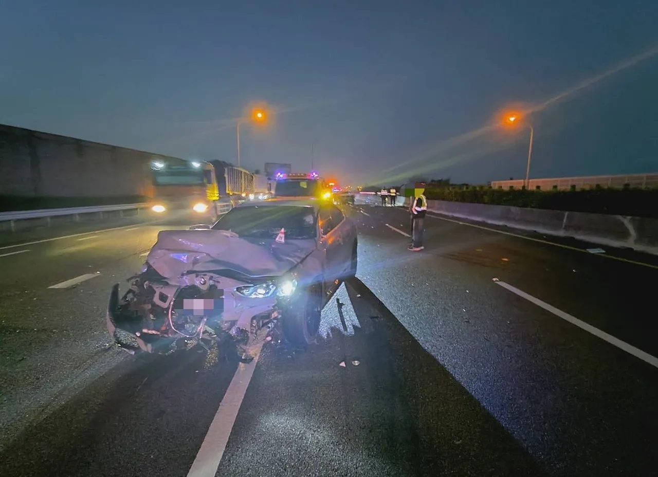 石姓女子疑似沒注意前方車禍狀況，撞上下車查看的邱姓男子。民眾提供