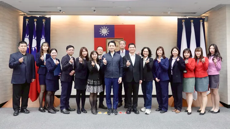 蔣萬安與有功金融機構人員合影。翻攝畫面