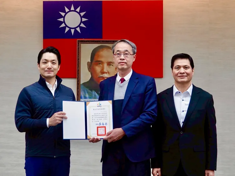 蔣萬安頒獎給114年第四季及11月、12月攔阻量能前三名之銀行。翻攝畫面