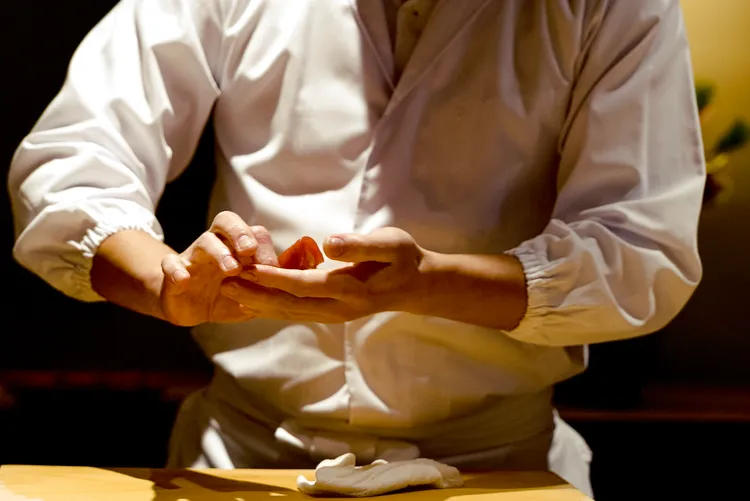 行雲流水的手速是中原貴志料理長的特色。豊漁餐飲集團提供