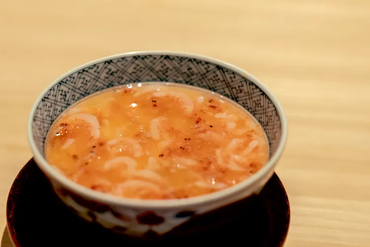 「真珠貝茶碗蒸」佐櫻花蝦芡汁作為暖胃的開場。豊漁餐飲集團提供