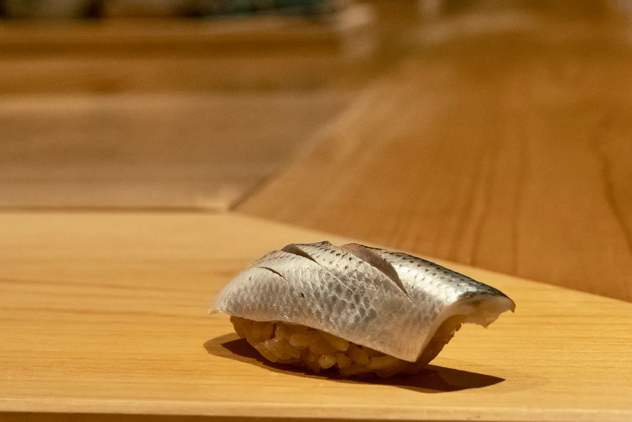 「小肌」是江戶前壽司的經典，搭配有明亮酸度的赤醋飯。豊漁餐飲集團提供