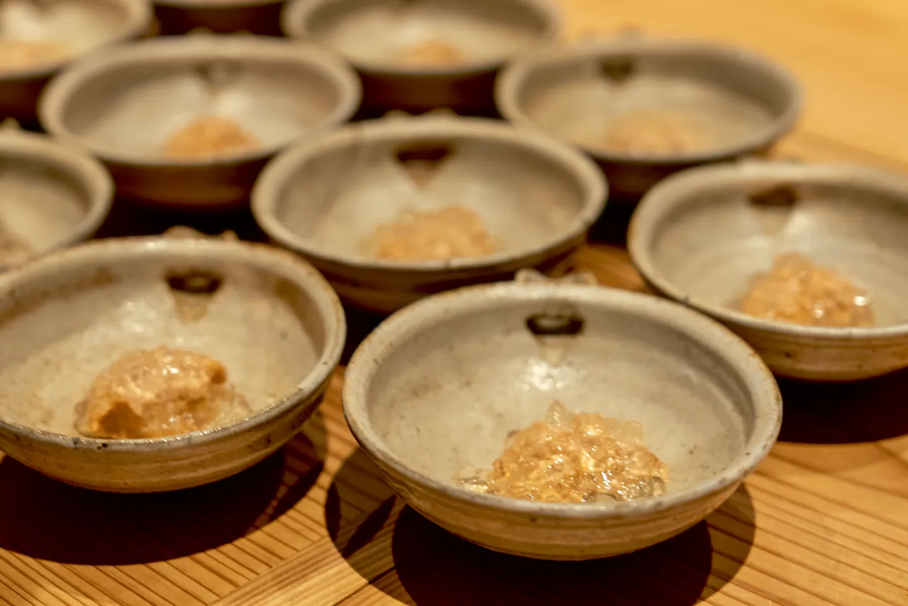 「鮟鱇魚肝」的甜嫩搭配澄清番茄晶凍的酸爽相得益彰。豊漁餐飲集團提供