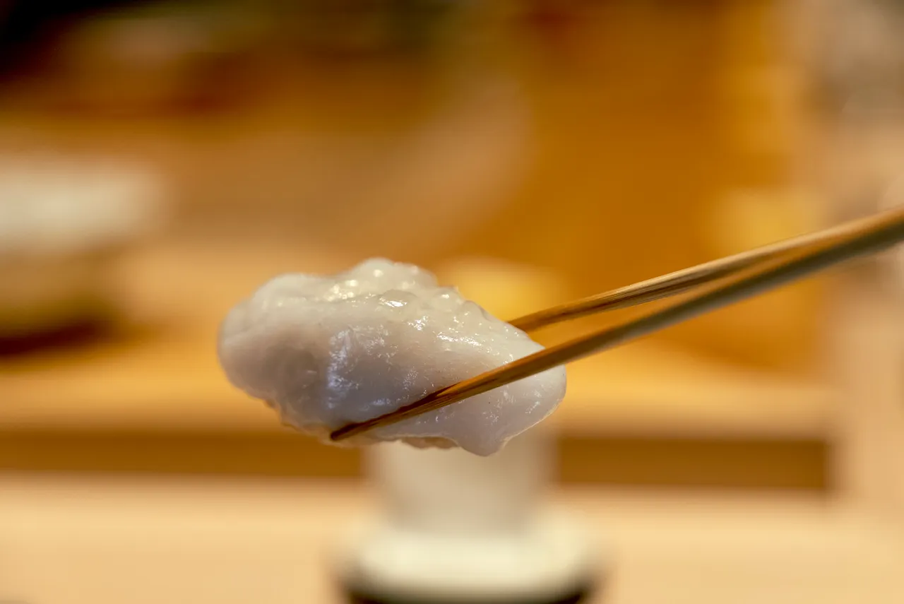 「障泥烏賊」握壽司以江戶前熟成手法結合創新巧思提升令人驚艷的口感。豊漁餐飲集團提供