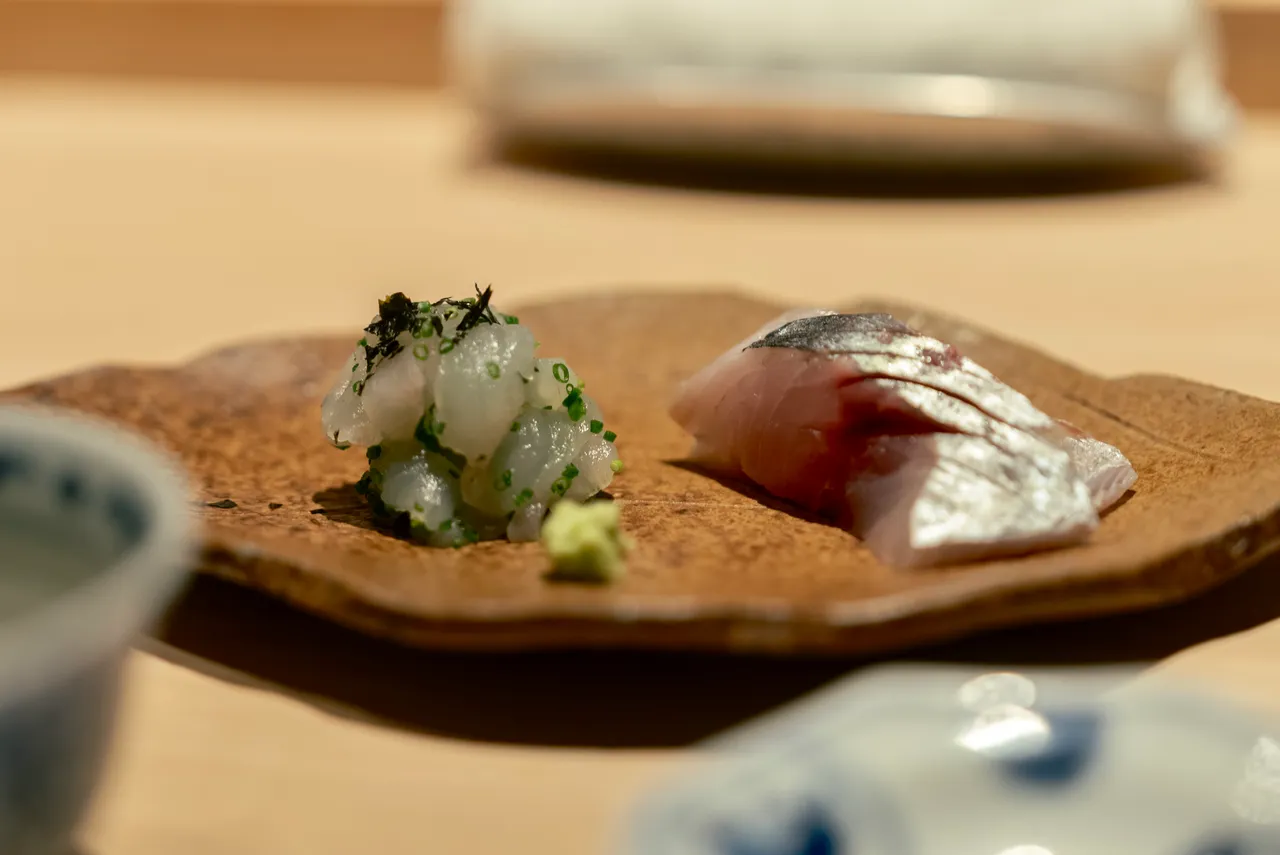 剝皮魚及竹莢魚分別搭配魚肝醬汁與醬油。豊漁餐飲集團提供