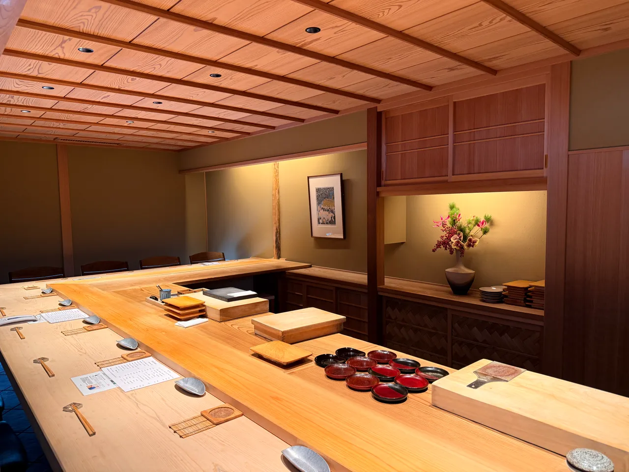 在溫潤木質構築的方寸之間，鮨仙八的空間呼應江戶前壽司的簡潔收斂。豊漁餐飲集團提供