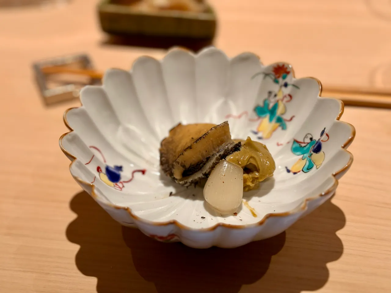 「小鮑魚燉飯」是鮨仙八最具代表性的招牌菜色。豊漁餐飲集團提供