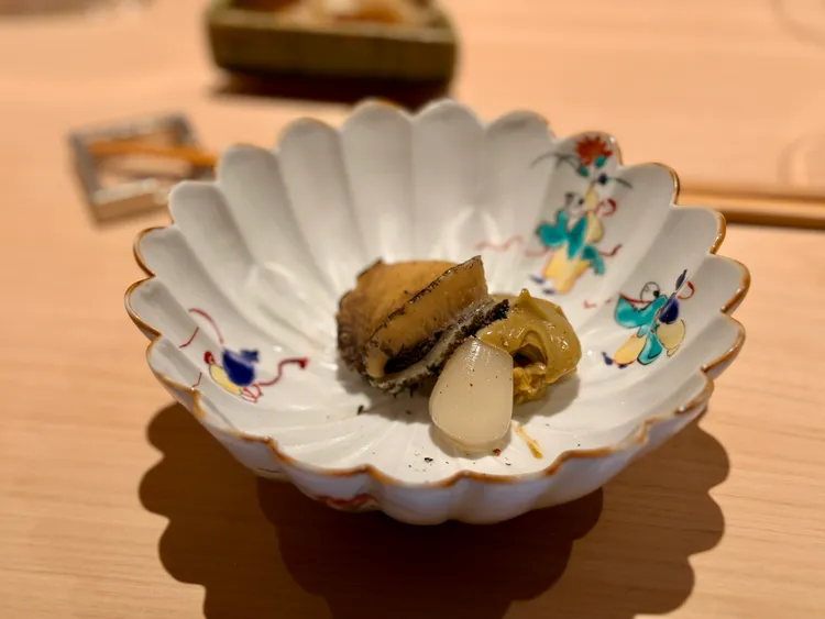 「小鮑魚燉飯」是鮨仙八最具代表性的招牌菜色。豊漁餐飲集團提供