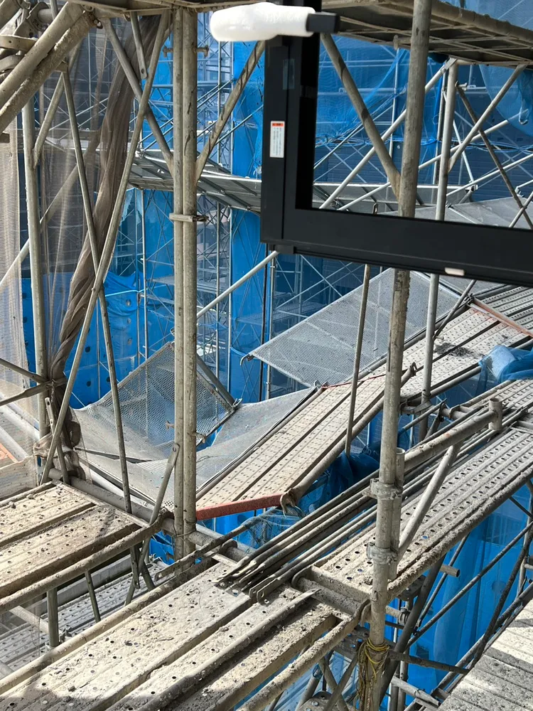 林姓工人墜落於7樓外側鷹架。翻攝畫面