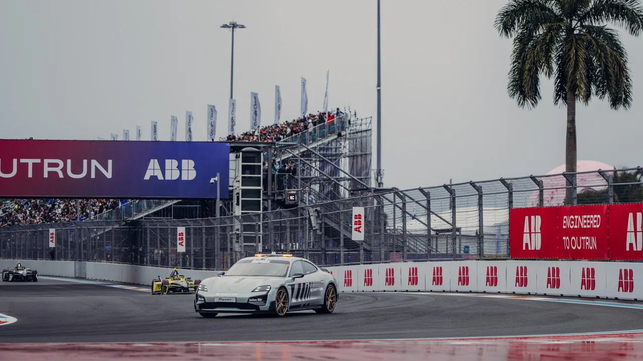 邁阿密站賽前突如其來的一場小雨，讓賽道條件變得溼滑，賽事也在Porsche Taycan Turbo GT安全車帶領下起跑。業者提供