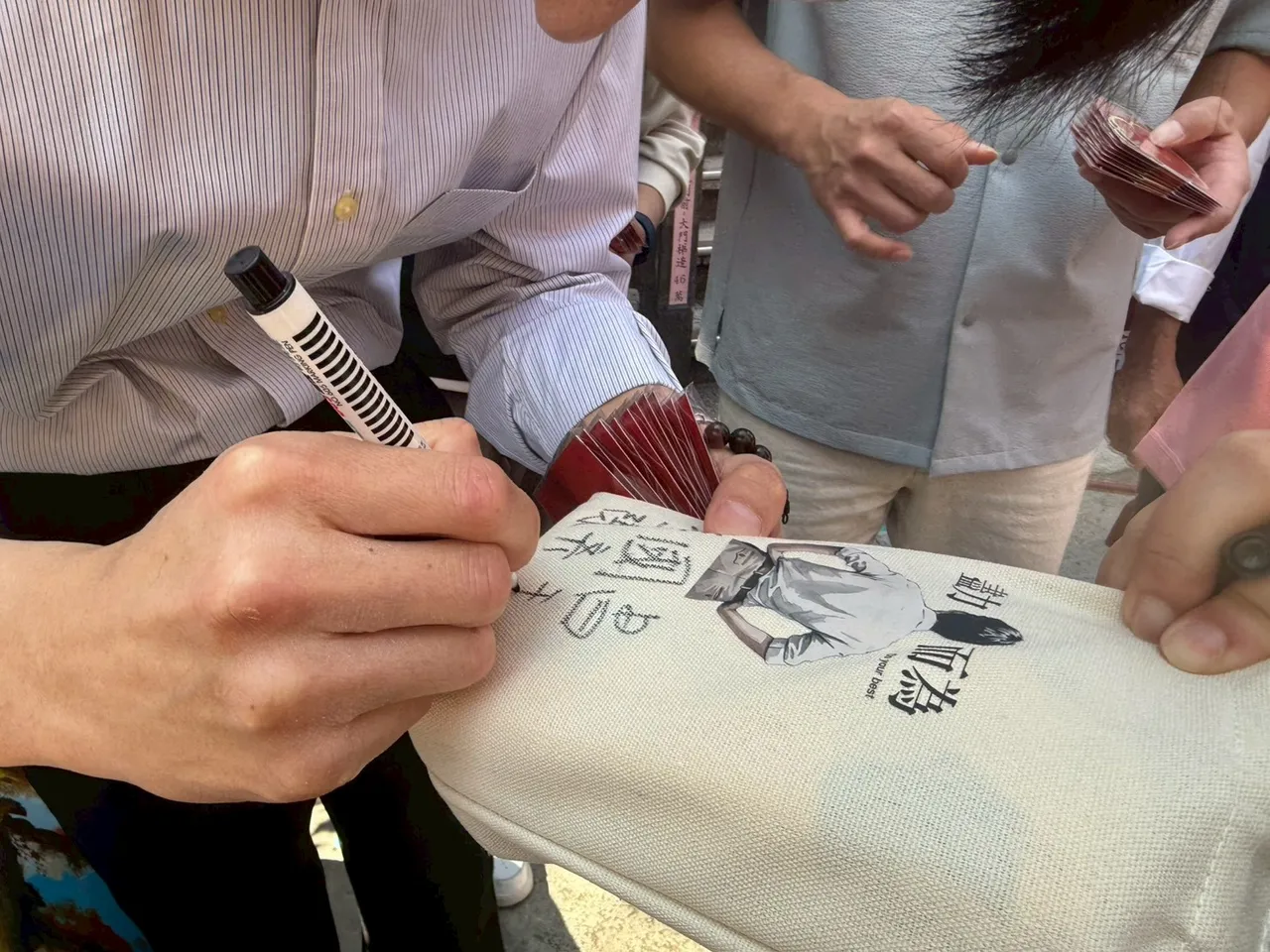 陳彥廷首次體驗幫民眾簽名。翻攝自陳彥廷臉書