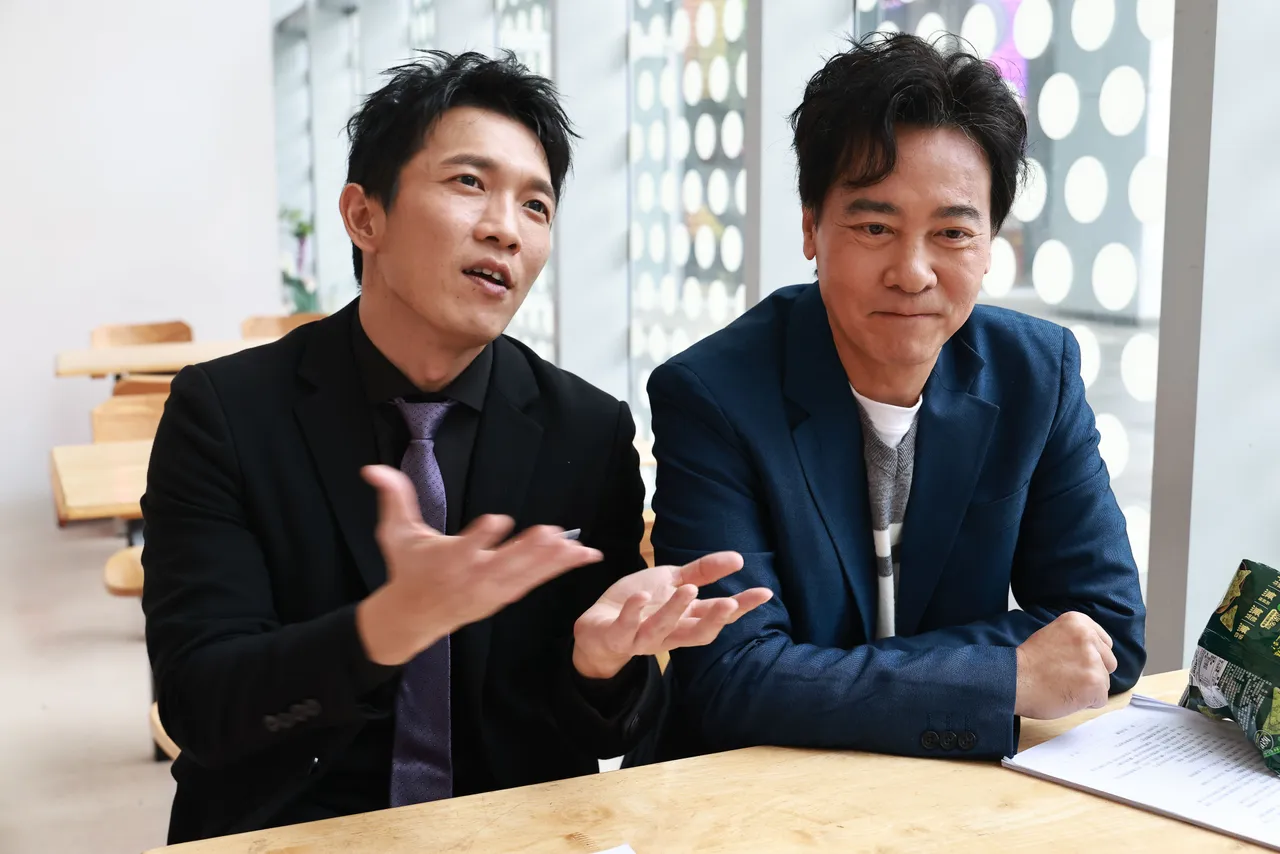 黃尚禾（左）感受到尹昭德的溫暖。民視提供