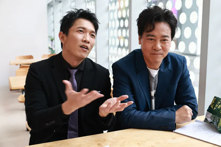 黃尚禾（左）感受到尹昭德的溫暖。民視提供