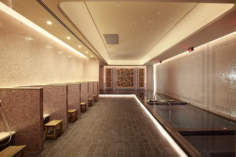 台北美福「金馬有春」與「美福慢調 悠晨時光」兩大住宿專案，入住期間免費使用沐男女三溫暖，享受冷、熱水療及烤箱等設備，舒緩身心。台北美福大飯店提供