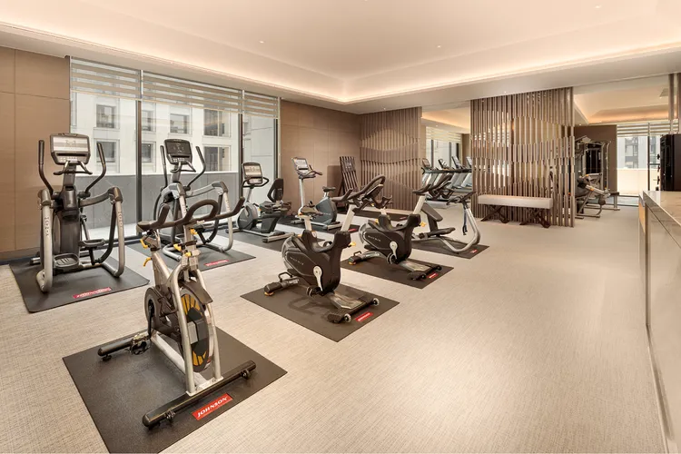 台北美福「金馬有春」與「美福慢調 悠晨時光」兩大住宿專案，可體驗會員專屬的百坪健身中心，感受揮汗的暢快，享受健康有氧的活力假期。台北美福大飯店提供