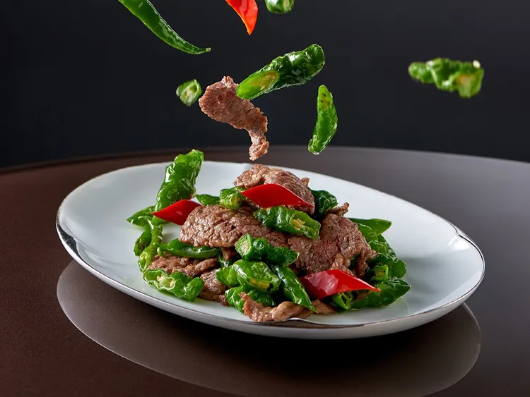 台北美福連續五年蟬聯米其林一星的「米香」台菜餐廳，以「手路菜」為主軸，結合「阿舍菜」和「酒家筵席菜」，展現臺灣失傳的古早味。台北美福大飯店提供