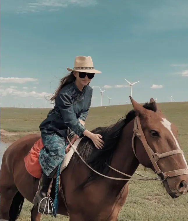 昆凌甩開白色風車的照片拍得唯美。翻攝昆凌IG