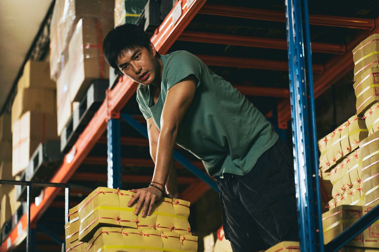 曾敬驊為還債搬水泥金紙 遭男持球棒威脅畫面曝光